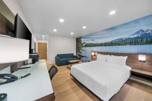 Escritorio, cortinas blackout y tabla de planchar con plancha 
