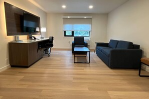 Bàn, màn/rèm cản sáng, bàn ủi/dụng cụ ủi quần áo