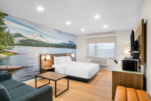 Escritorio, cortinas blackout y tabla de planchar con plancha 