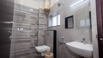 Quarto casal luxo | Banheiro | Chuveiro, toalhas de banho, sabonete, shampoo