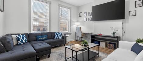 Smart-tv, bordtennisbord, bøger