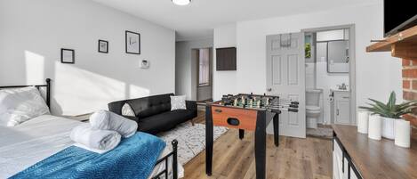 3 bedrooms, desk, iron/ironing board, free WiFi