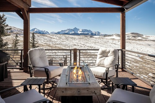 Mountain Retreat w/ Fire Table, Hot Tub & Library Loft