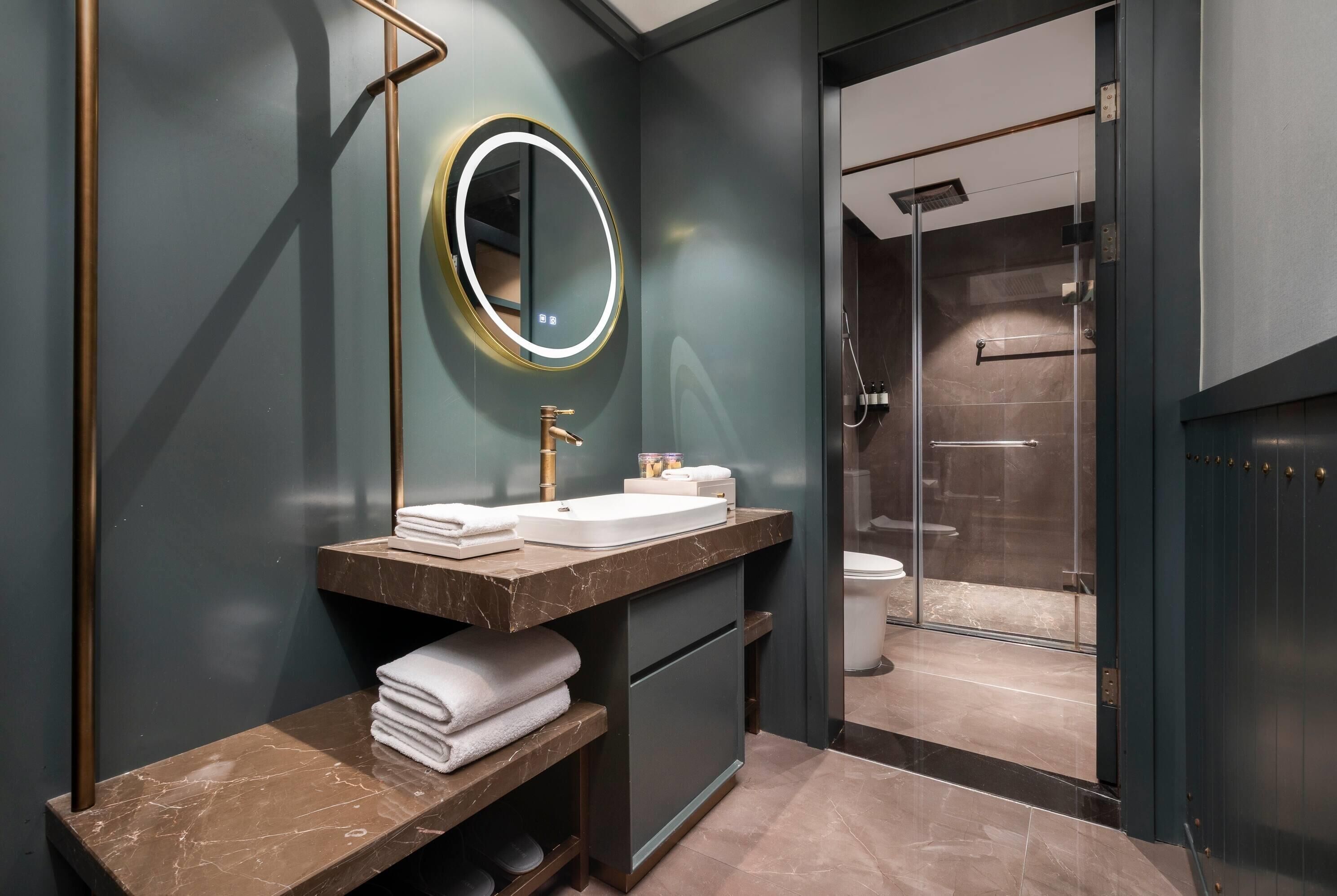 Deluxe Room, 2 Double Beds, Non Smoking | Bathroom