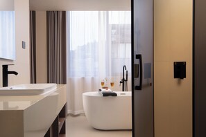 Premier-Doppelzimmer | Badezimmer | Kostenlose Toilettenartikel, Haartrockner, Handtücher, Seife