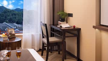 Habitación doble de lujo | Área de sala de estar