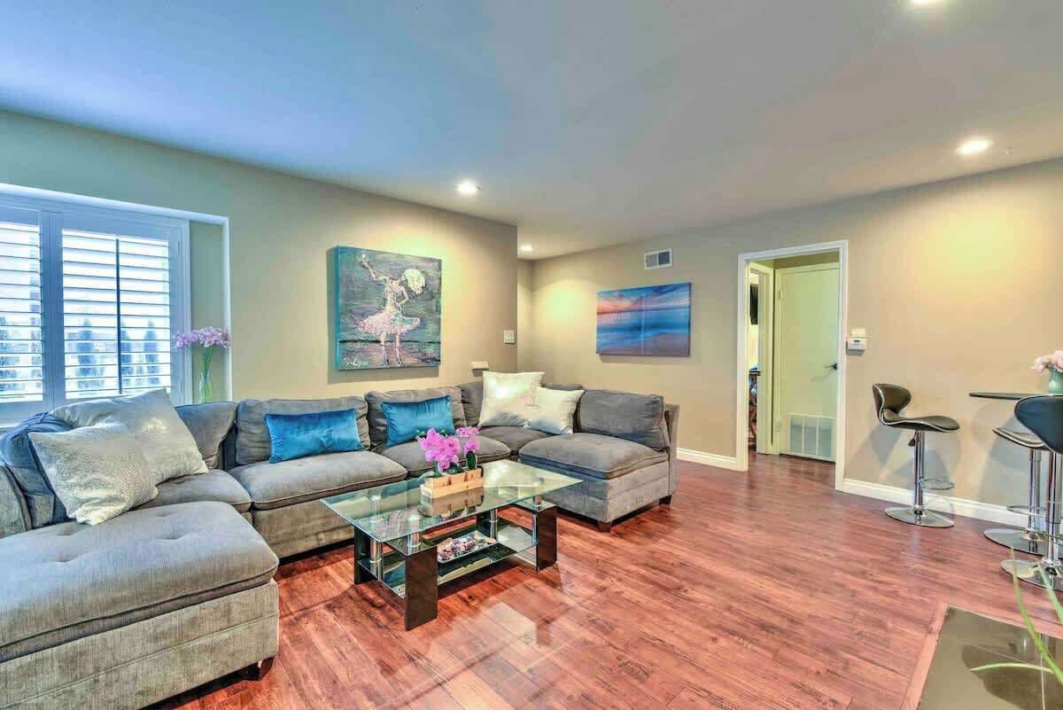 Televisio, takka, työhuone