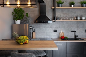 Wasserkocher mit Kaffee-/Teezubehör, Kühlschrank, Mikrowelle, Ofen