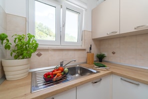Wasserkocher mit Kaffee-/Teezubehör, Kühlschrank, Mikrowelle, Ofen