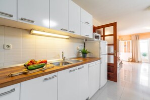 Wasserkocher mit Kaffee-/Teezubehör, Kühlschrank, Mikrowelle, Ofen