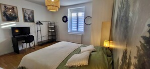 Silitysrauta/-lauta, vauvan matkasänky, vuodevaatteet