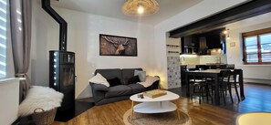 Televisio, DVD-soitin, kirjoja