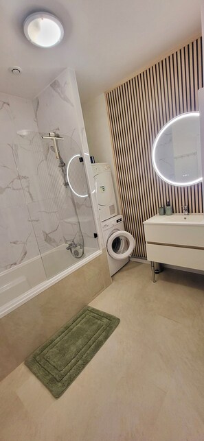 Hiustenkuivaaja, pyyhkeet, saippua, vessapaperi