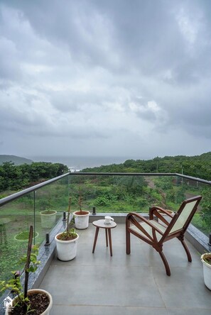 Terrace/patio - on the hill by the sea (Chandikanagar, Maharashtra)