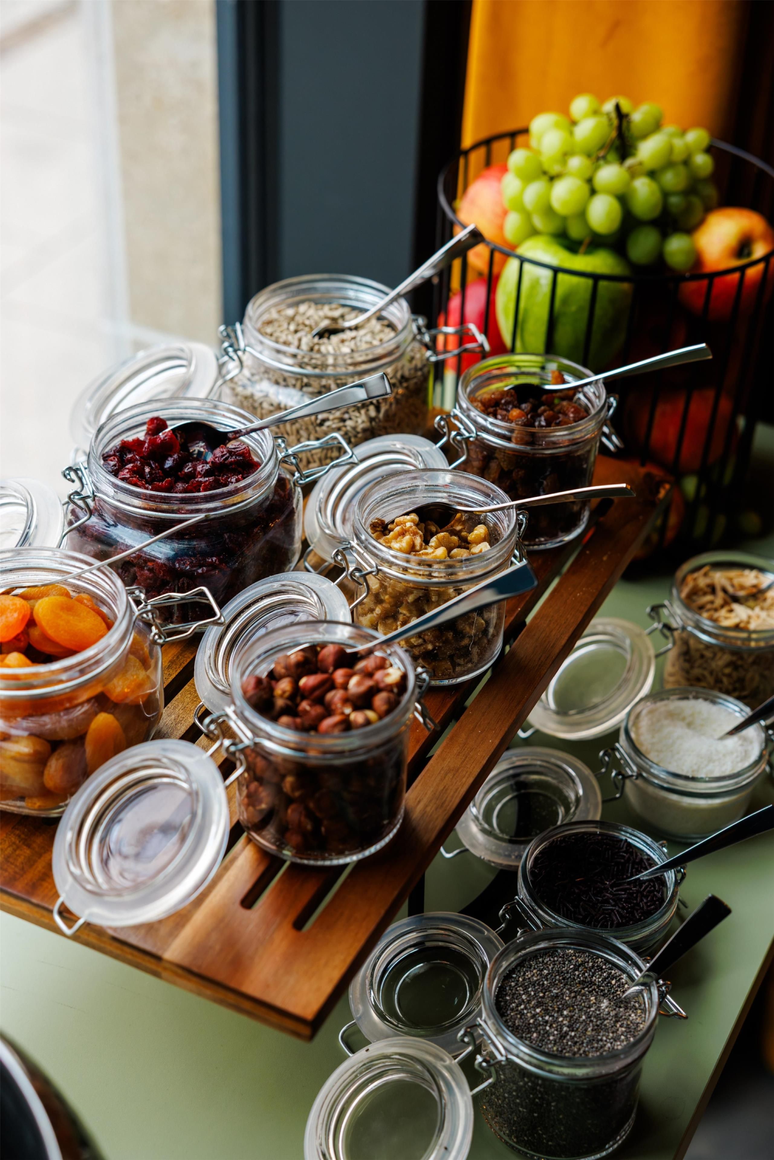 Ein Frühstücksbuffet mit verschiedenen Speisen in Gläsern.