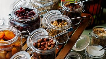 Ein Frühstücksbuffet mit verschiedenen Speisen in Gläsern.