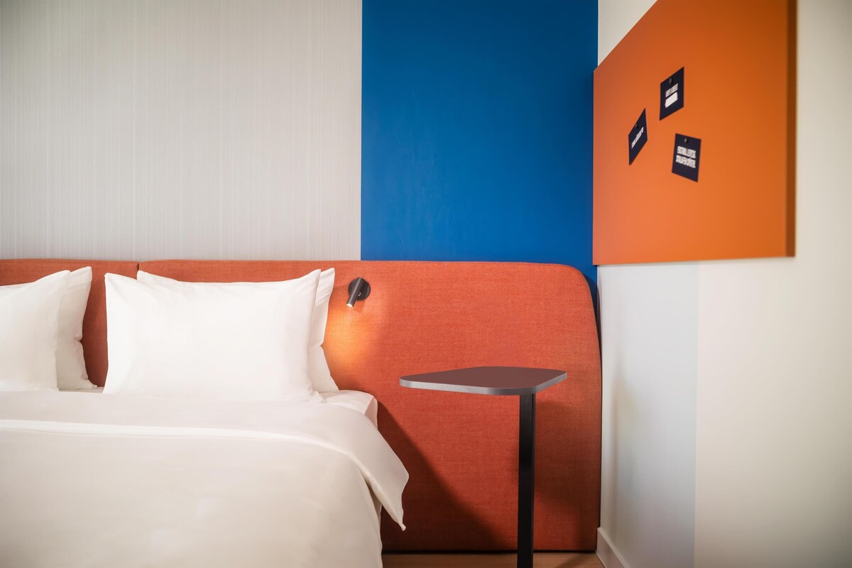 Room, 1 King Bed, Accessible (Roll-in Shower)