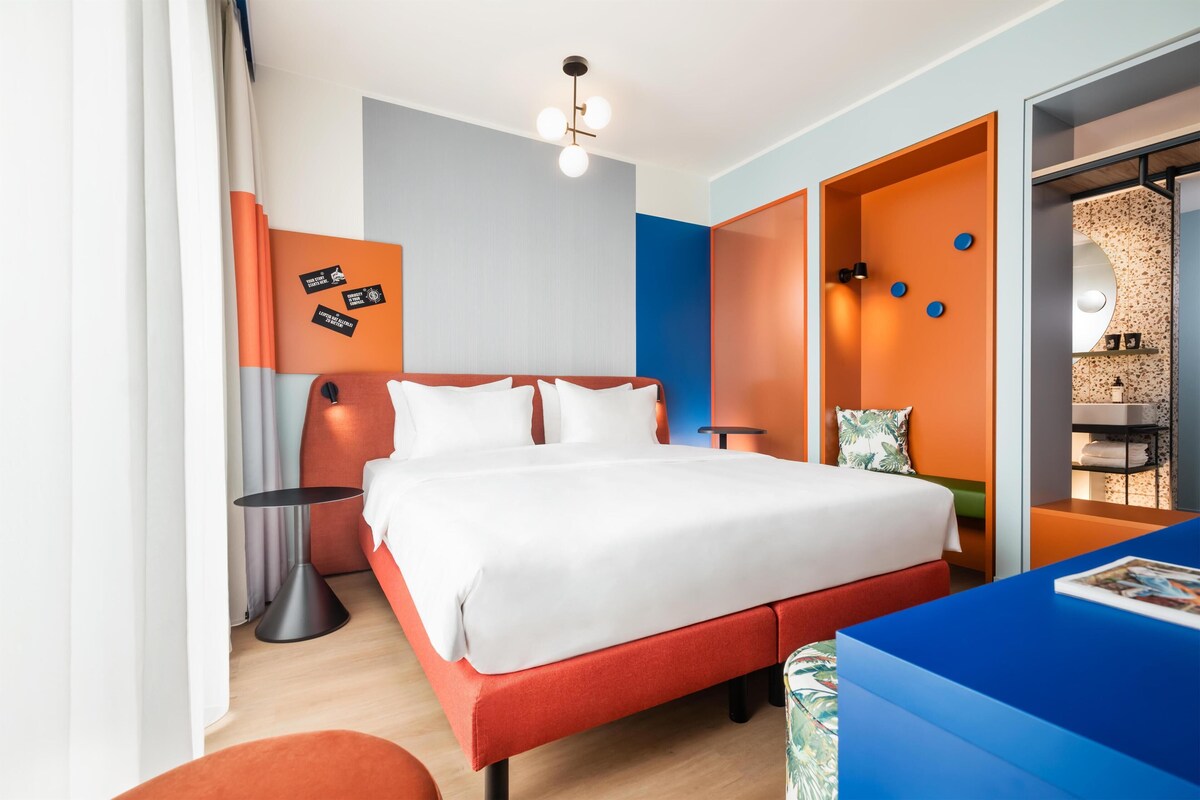 Deluxe Room, 1 King Bed with Sofa bed