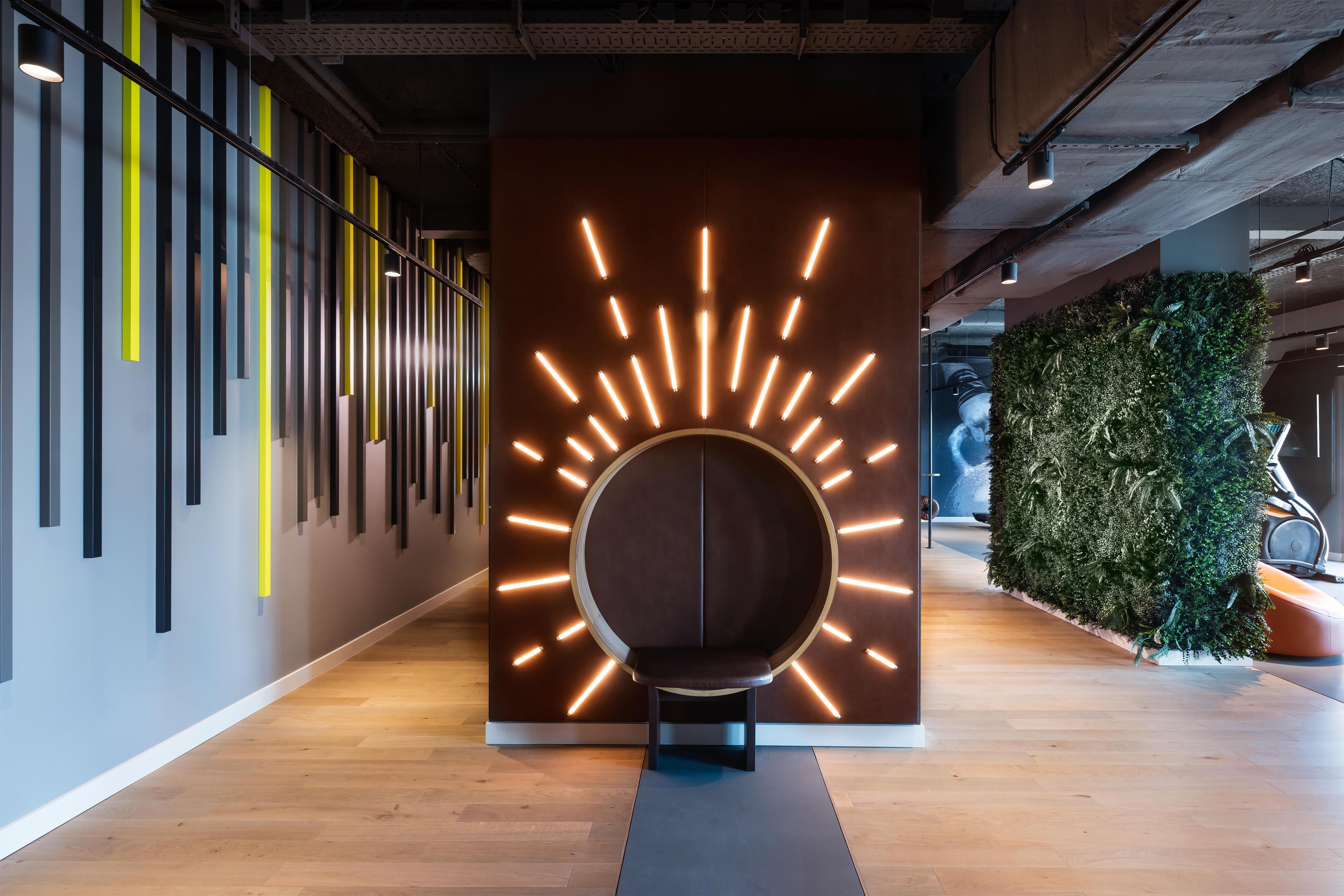 Un interior moderno con un elemento circular en la pared y una zona de estar.