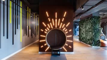 Un interior moderno con un elemento circular en la pared y una zona de estar.