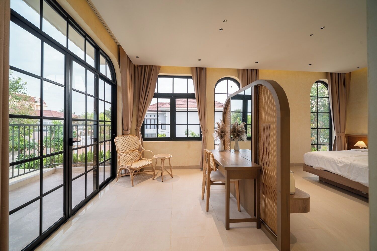 Deluxe Villa, Lake View | Desk, free WiFi