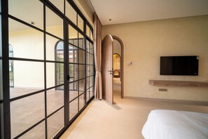 Luksusvilla, bassengutsikt | Skrivebord og wi-fi (inkludert)