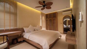 Luxe villa, uitzicht op zwembad | Een bureau, gratis wifi