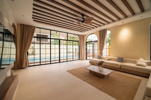 Biệt thự Cao cấp, quang cảnh hồ bơi | Phòng khách