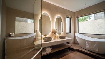 Gratis toiletartikelen, een haardroger, handdoeken, zeep