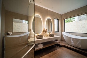 Toalettartikler (inkludert), hårføner, håndklær og såpe