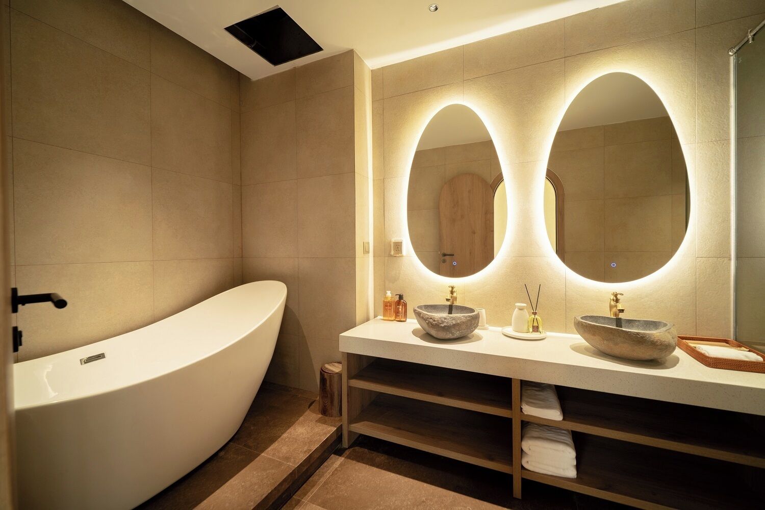 Deluxe Villa, Lake View | Bathroom | Free toiletries, hair dryer, towels, soap