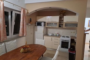 Kühlschrank, Mikrowelle, Herdplatte, Esstisch