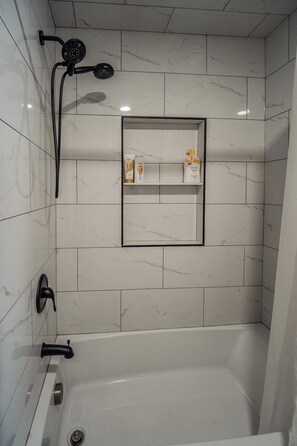 Secador de pelo, toallas, jabón, papel higiénico