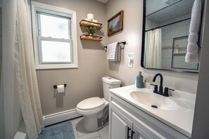 Secadora de cabello, toallas, jabón, papel de baño 