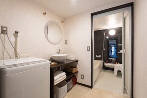 吹风机、坐浴桶、毛巾、肥皂