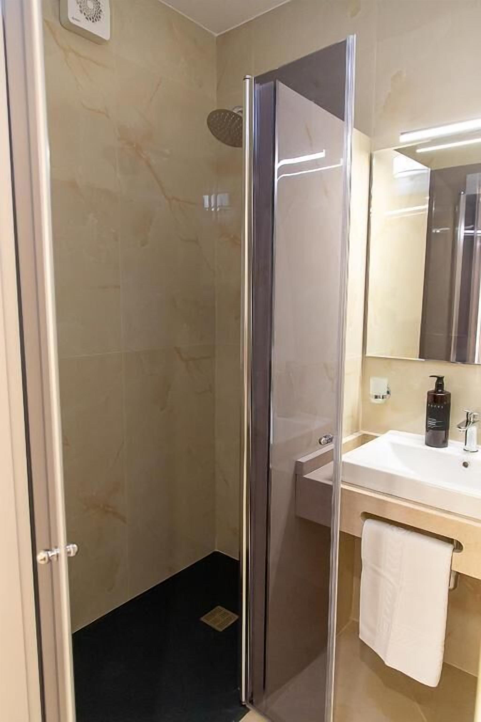 Doccia, set di cortesia gratuito, asciugacapelli, bidet