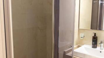 Doccia, set di cortesia gratuito, asciugacapelli, bidet