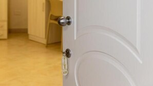 A white door with a gold number plate indicating room 106. - GLOBAL HOTEL (San Ferdinando)