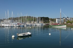 A marina with various boats docked, a prominent sailboat with registration PL 643920, and a building with a tall structure in the background. - Ground floor holiday home in Plestin des Grèves (Plestin les Grèves)