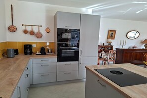 Fridge, microwave, oven, stovetop - Ground floor holiday home in Plestin des Grèves (Plestin les Grèves)