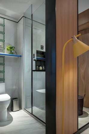 Habitación clásica doble | Baño | Artículos de higiene personal gratuitos, secador de pelo y toallas