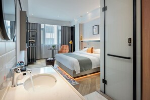 Classic Double Room | Meja, Wi-fi percuma 