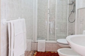 Secadora de cabello y bidet 