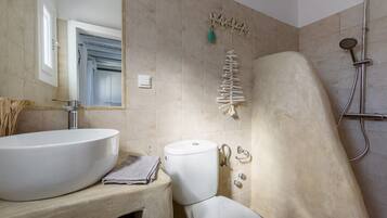 Haartrockner, Handtücher, Seife, Toilettenpapier