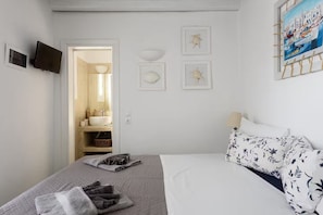 Iron/ironing board, Internet, bed sheets