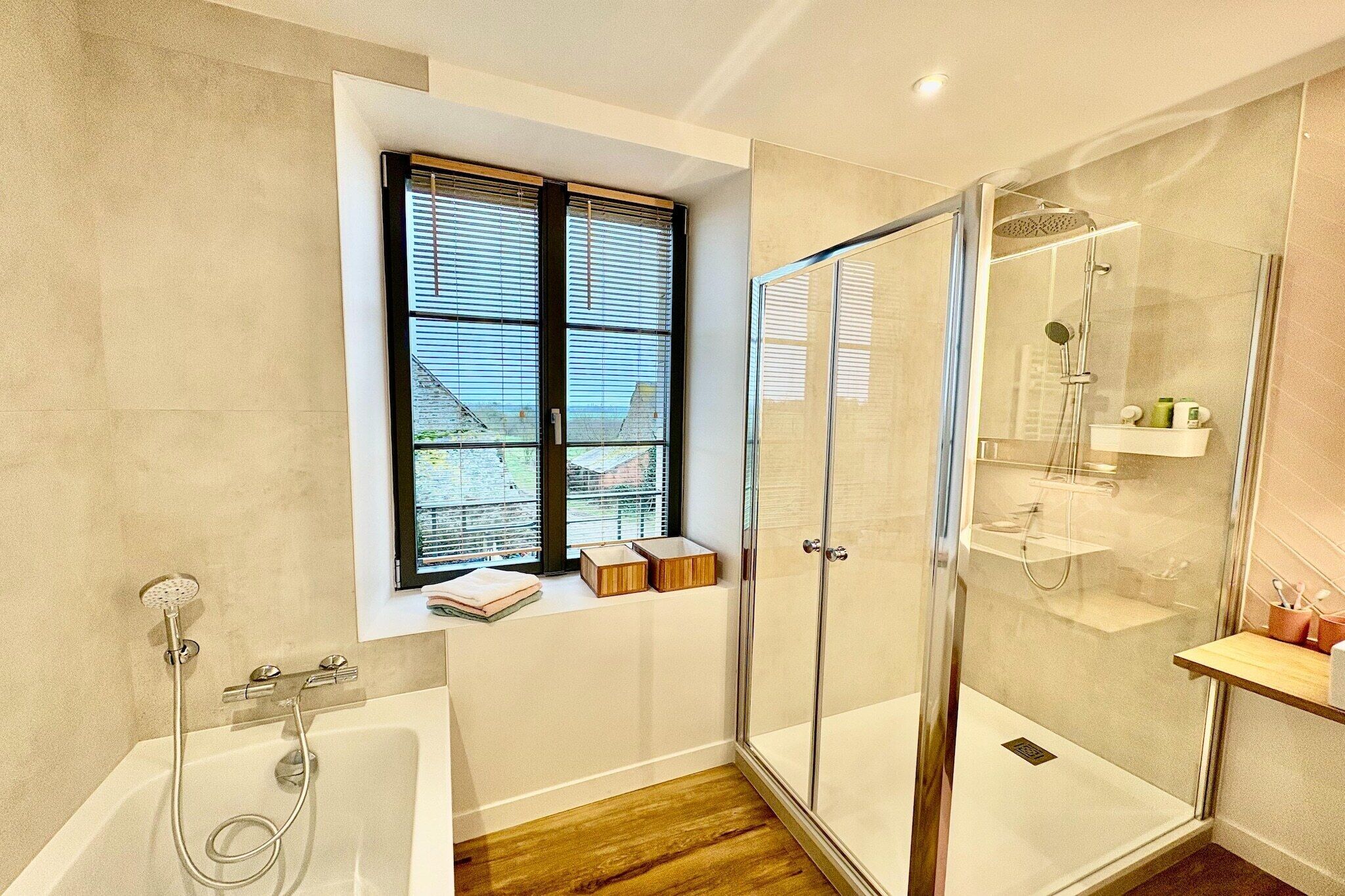 Dusch, hårtork och handdukar