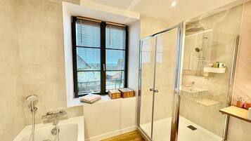 Bruser, hårtørrer, håndklæder