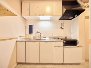 Full-size fridge, microwave, stovetop, toaster - Southern Gate HIVE (Ishigaki)