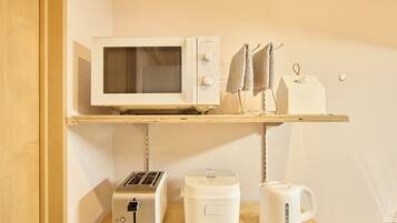 Full-sized fridge, microwave, stovetop, toaster