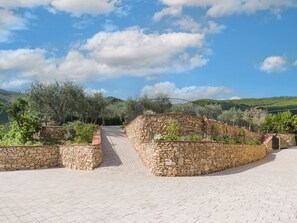 Property grounds - Villa / Independent home in Vicopisano with 3 bedrooms sleeps 8 (Vicopisano)